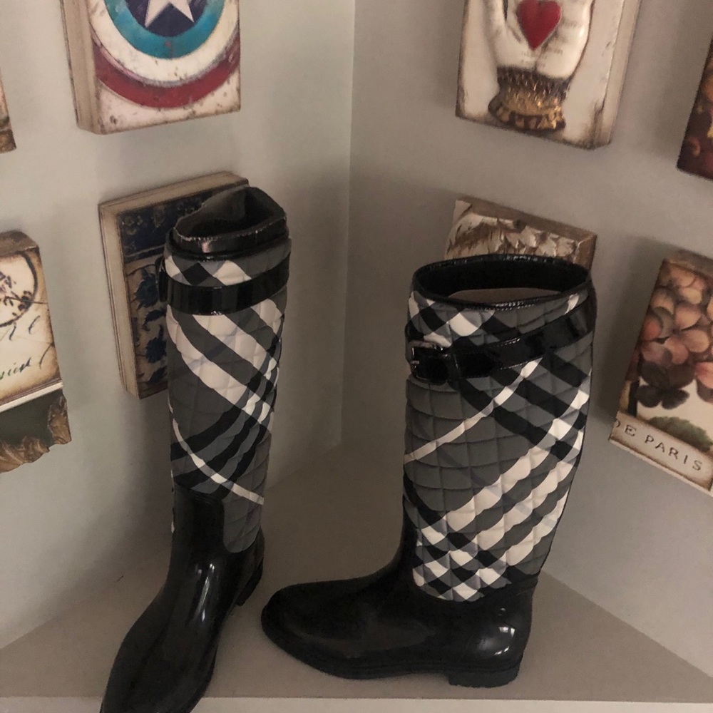 Burberry Black and White Quilted Rain Boots. - Picture 6 of 6
